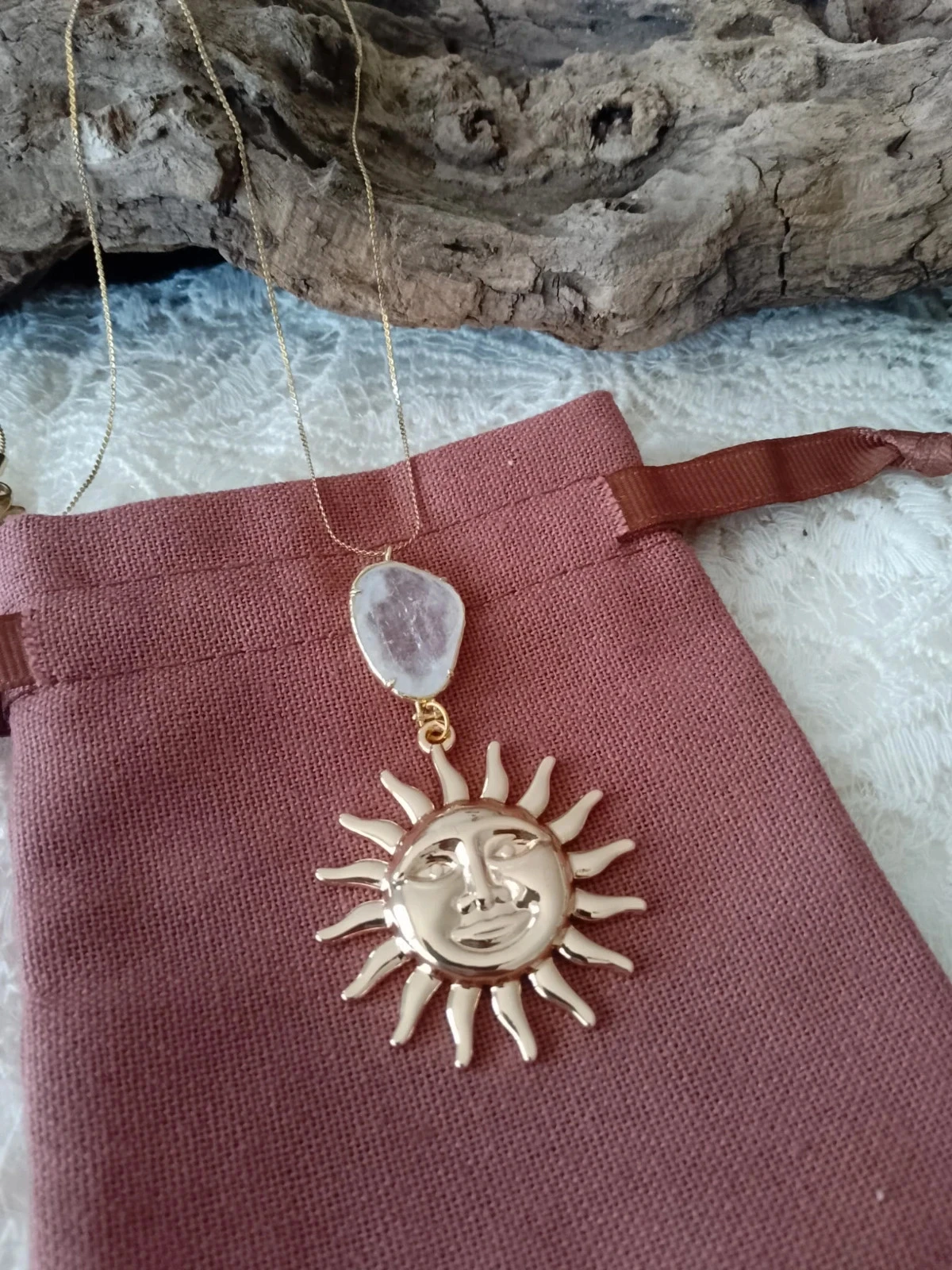 Collier Soleil doré et pierre naturelle de cristal de roche blanche